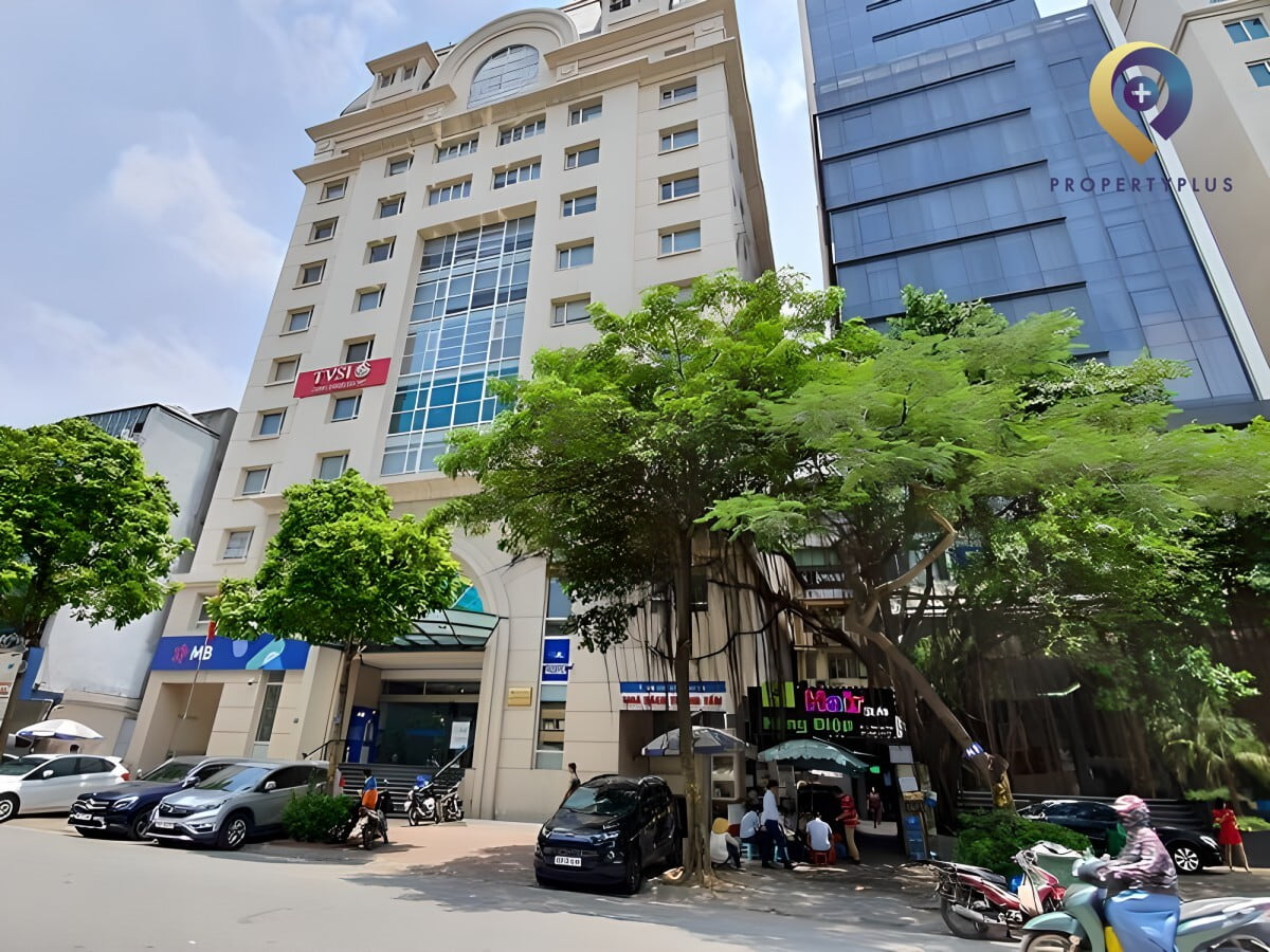 Toàn cảnh tòa nhà Thông Tấn Xã Việt Nam với các tòa nhà lân cận và cây xanh